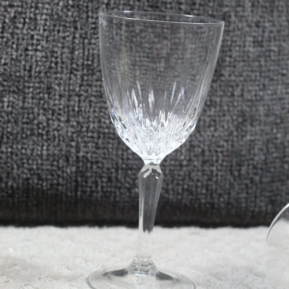 Elegant set of two stemmed cut glass wine glasses - Picture 4 of 4